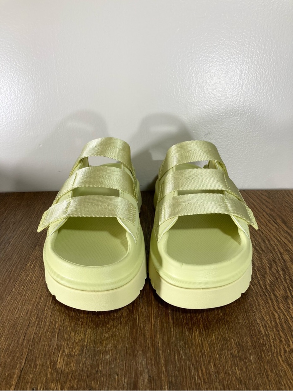 New Ugg Goldenglow Slide Platform Sandal Women’s Size 9 Golden Apple - Picture 3 of 9
